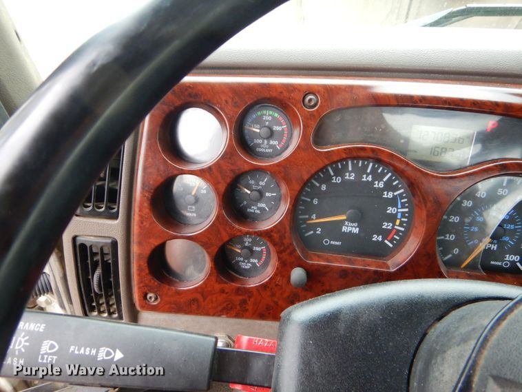 image for item EY9331 2002 Mack CH600 semi truck