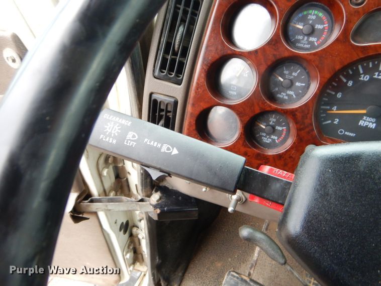 image for item EY9331 2002 Mack CH600 semi truck