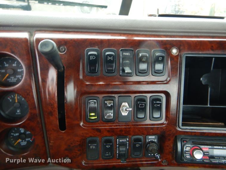 image for item EY9331 2002 Mack CH600 semi truck