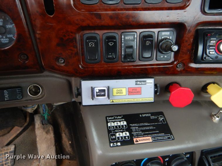 image for item EY9331 2002 Mack CH600 semi truck