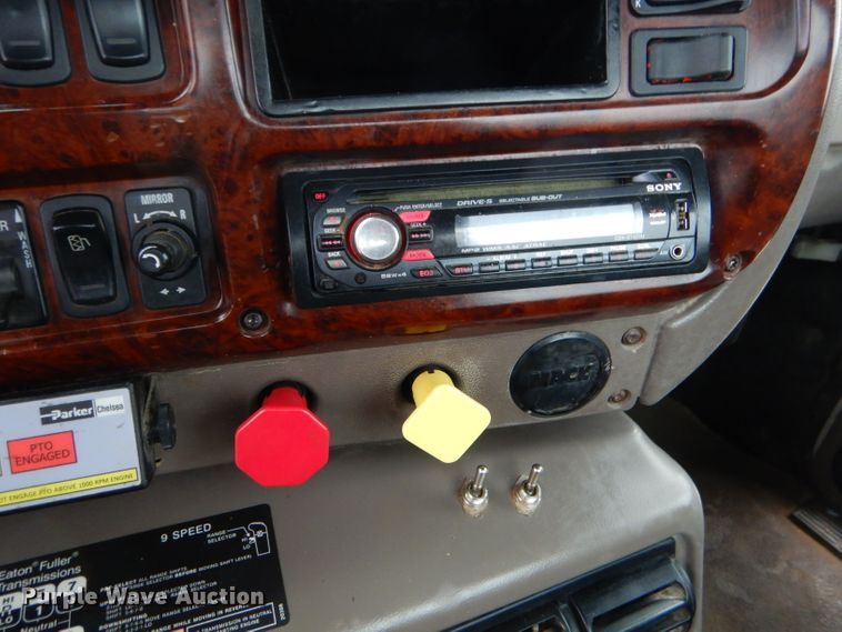 image for item EY9331 2002 Mack CH600 semi truck