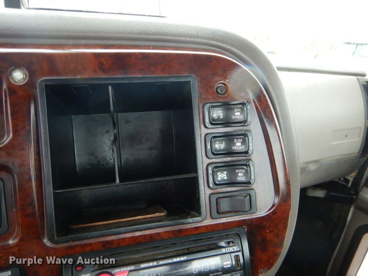 image for item EY9331 2002 Mack CH600 semi truck