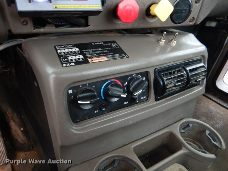 image for item EY9331 2002 Mack CH600 semi truck