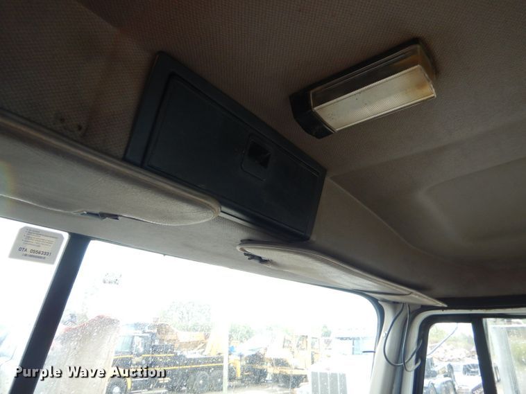 image for item EY9331 2002 Mack CH600 semi truck