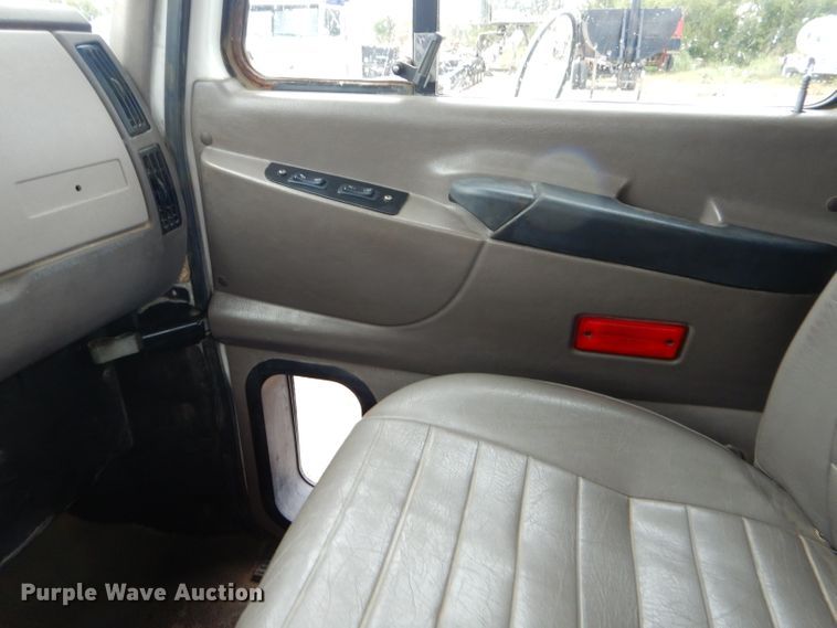 image for item EY9331 2002 Mack CH600 semi truck