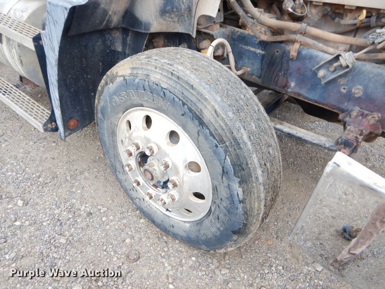 image for item EY9331 2002 Mack CH600 semi truck