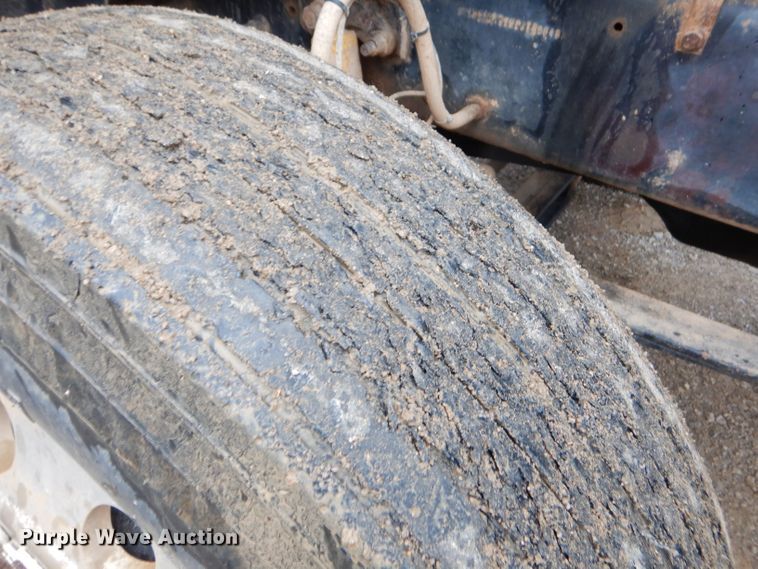 image for item EY9331 2002 Mack CH600 semi truck