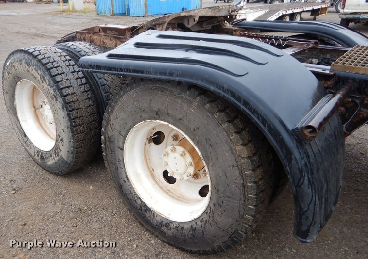 image for item EY9331 2002 Mack CH600 semi truck