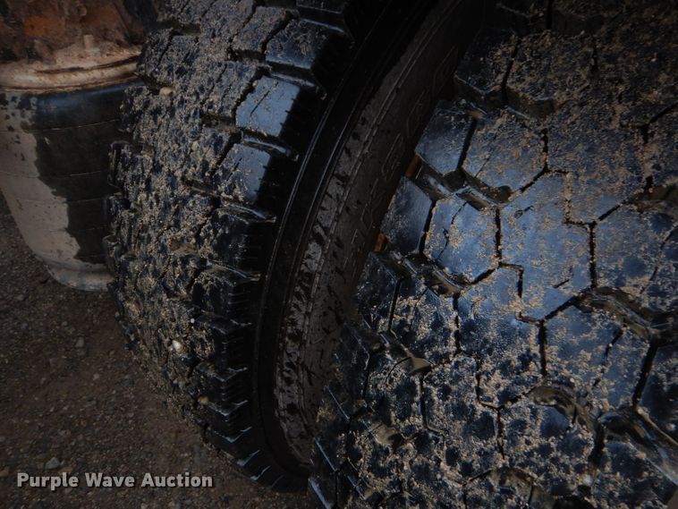 image for item EY9331 2002 Mack CH600 semi truck