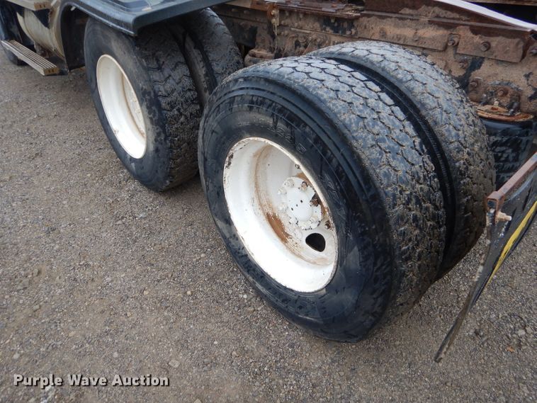 image for item EY9331 2002 Mack CH600 semi truck