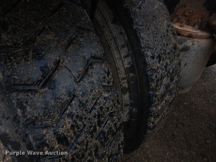 image for item EY9331 2002 Mack CH600 semi truck