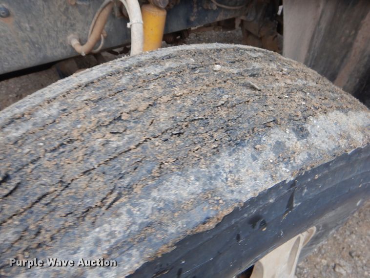 image for item EY9331 2002 Mack CH600 semi truck