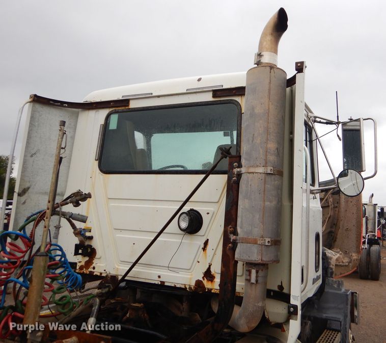 image for item EY9331 2002 Mack CH600 semi truck