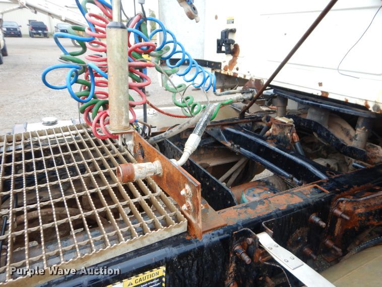 image for item EY9331 2002 Mack CH600 semi truck