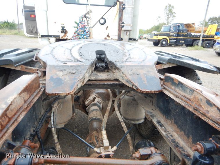 image for item EY9331 2002 Mack CH600 semi truck