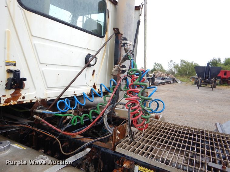 image for item EY9331 2002 Mack CH600 semi truck