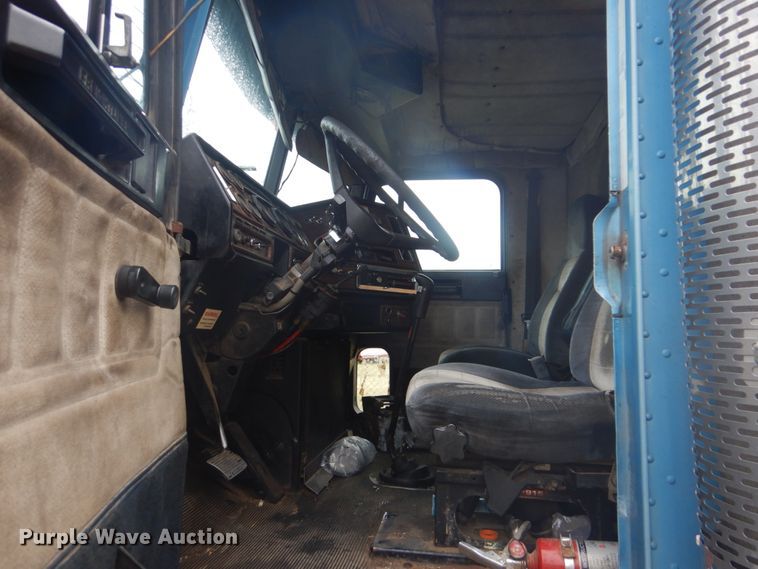 image for item FF9049 1998 Freightliner FLD120 semi truck