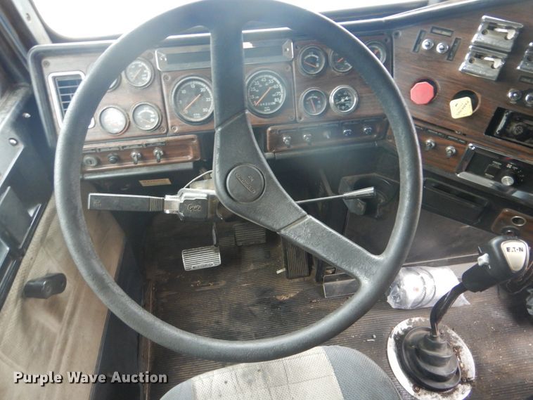 image for item FF9049 1998 Freightliner FLD120 semi truck