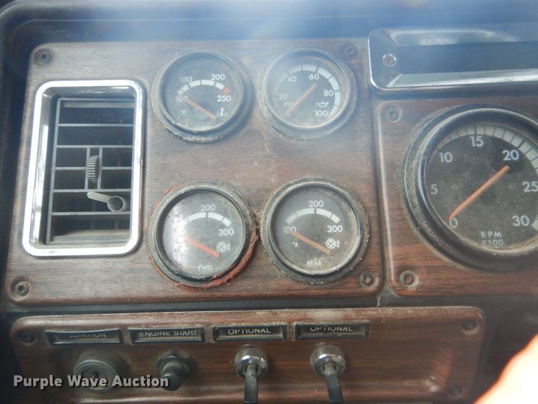 image for item FF9049 1998 Freightliner FLD120 semi truck