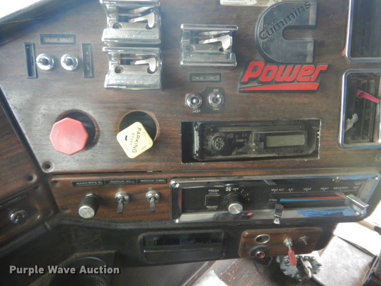 image for item FF9049 1998 Freightliner FLD120 semi truck