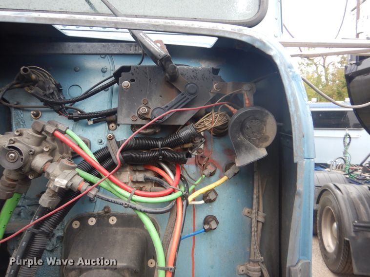 image for item FF9049 1998 Freightliner FLD120 semi truck