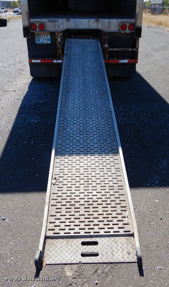 image for item FK9893 2006 Utility Trailers refrigerated van trailer