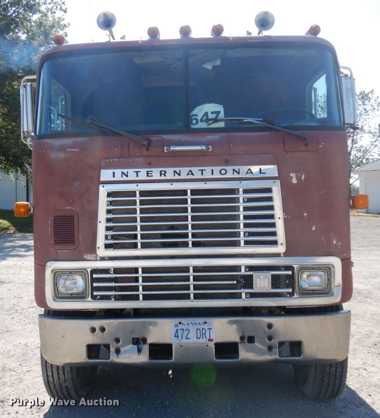 image for item GI9383 1984 International C09670 semi truck