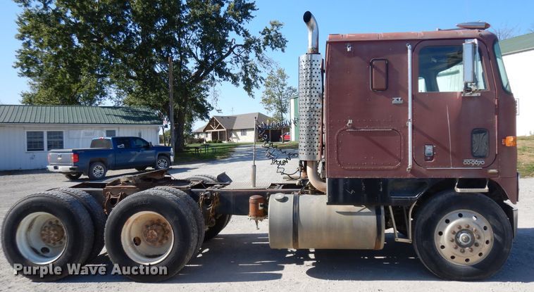 image for item GI9383 1984 International C09670 semi truck