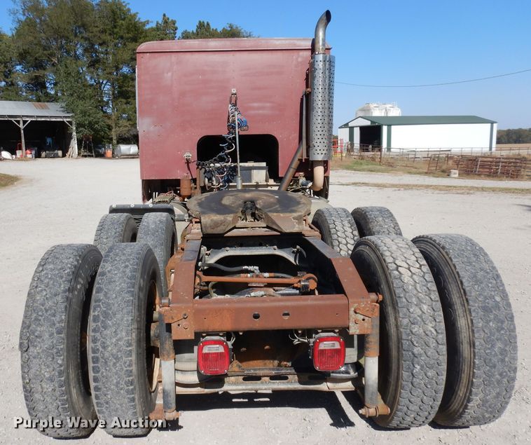 image for item GI9383 1984 International C09670 semi truck