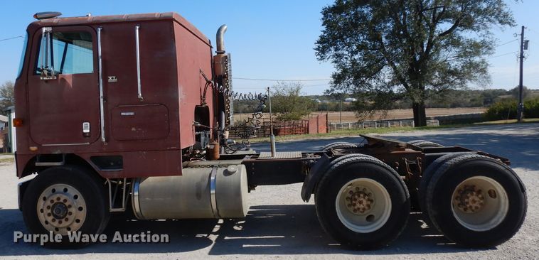 image for item GI9383 1984 International C09670 semi truck