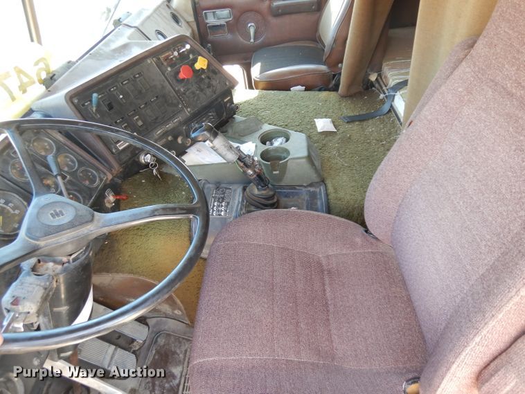 image for item GI9383 1984 International C09670 semi truck