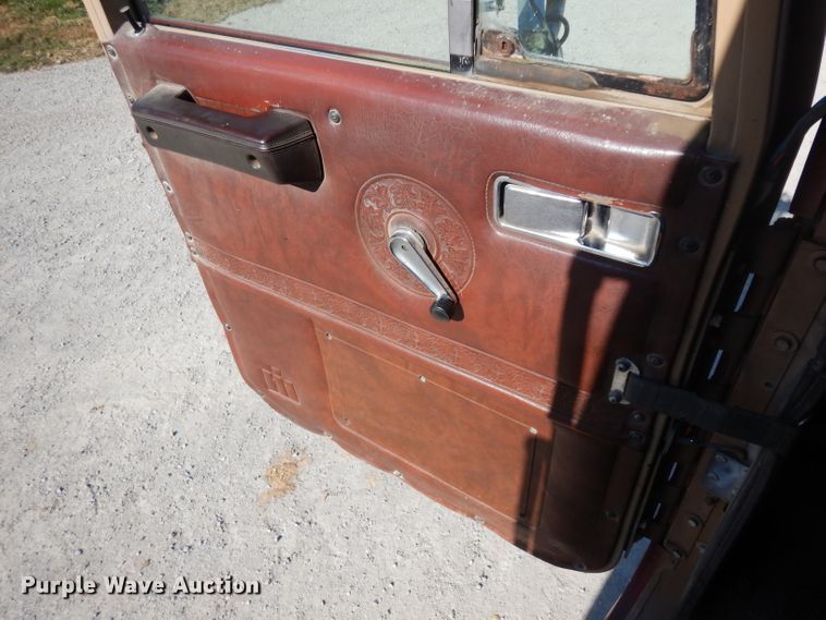 image for item GI9383 1984 International C09670 semi truck