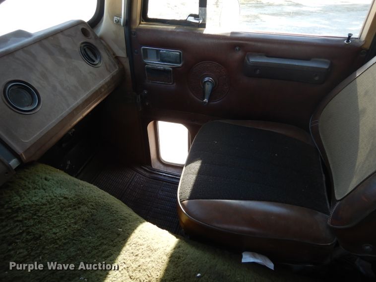 image for item GI9383 1984 International C09670 semi truck