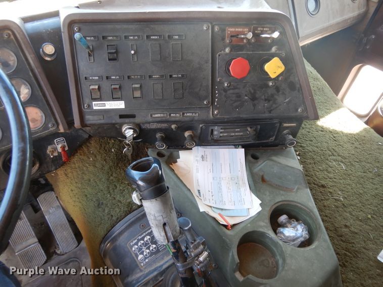 image for item GI9383 1984 International C09670 semi truck