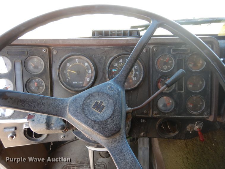 image for item GI9383 1984 International C09670 semi truck