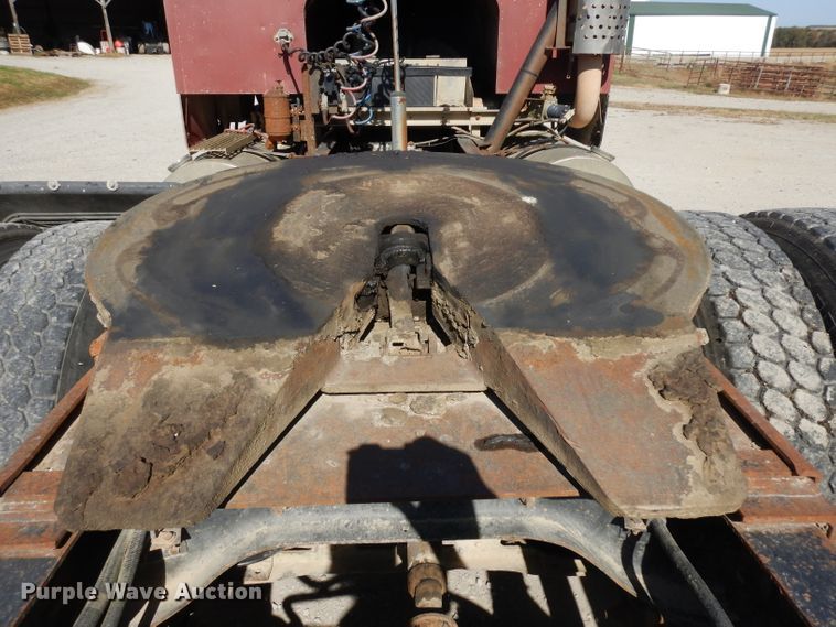 image for item GI9383 1984 International C09670 semi truck