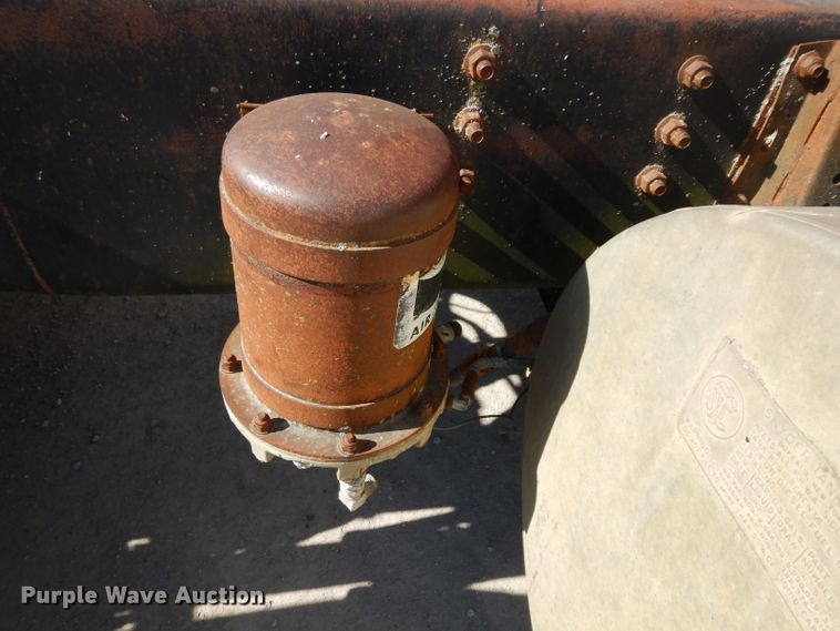 image for item GI9383 1984 International C09670 semi truck