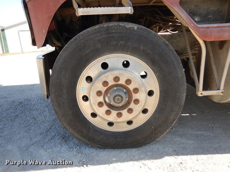 image for item GI9383 1984 International C09670 semi truck