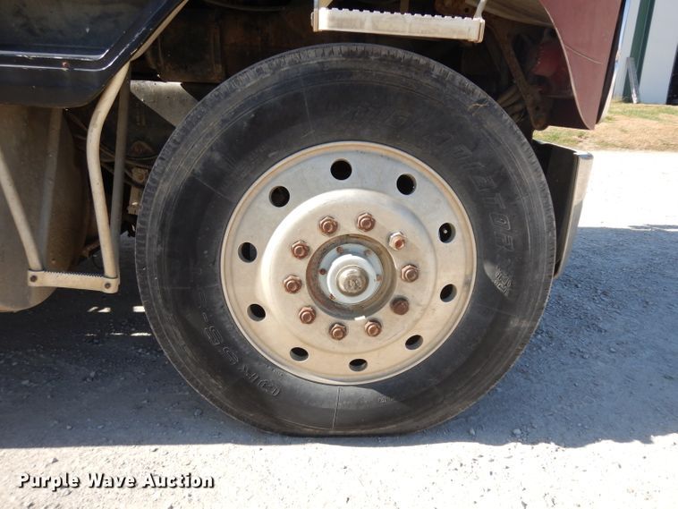 image for item GI9383 1984 International C09670 semi truck