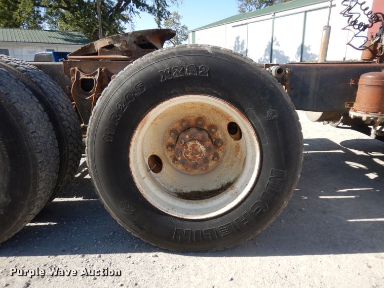 image for item GI9383 1984 International C09670 semi truck