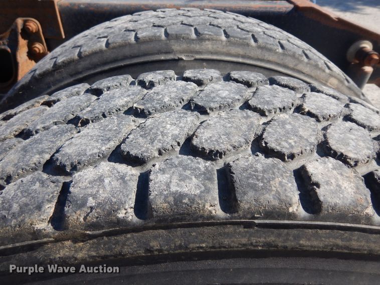 image for item GI9383 1984 International C09670 semi truck