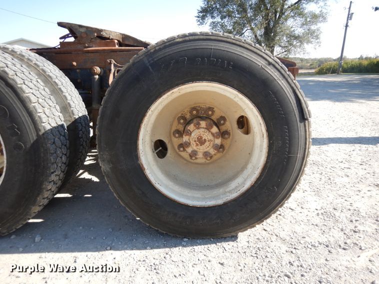 image for item GI9383 1984 International C09670 semi truck