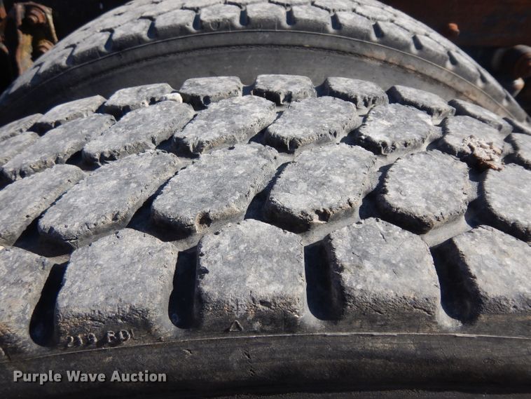 image for item GI9383 1984 International C09670 semi truck