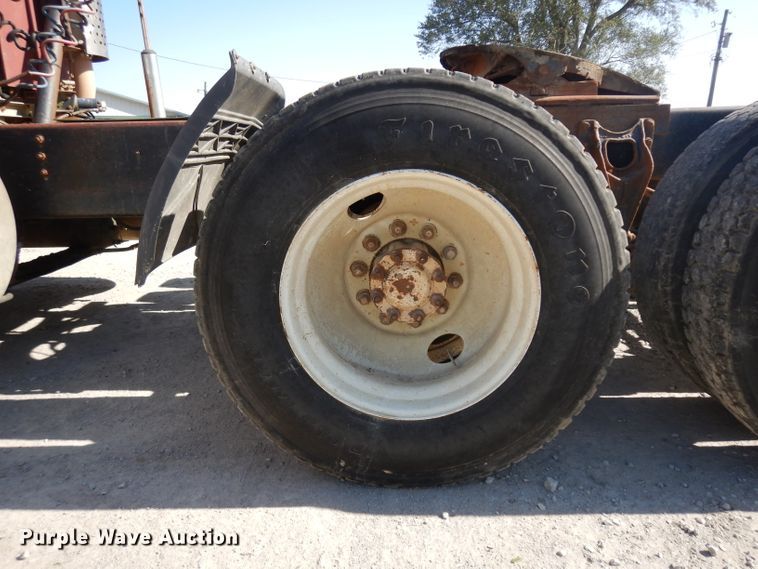 image for item GI9383 1984 International C09670 semi truck