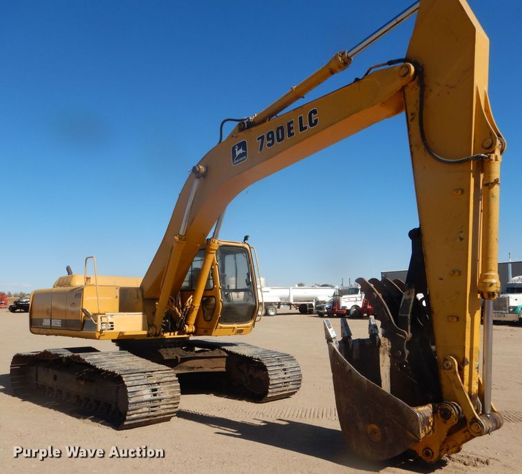 image for item DD4524 1993 John Deere 790E LC excavator