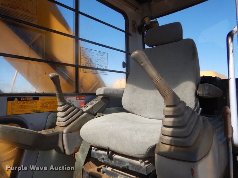 image for item DD4524 1993 John Deere 790E LC excavator