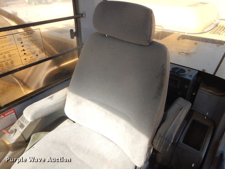 image for item DD4524 1993 John Deere 790E LC excavator