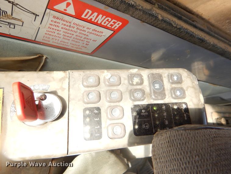 image for item DD4524 1993 John Deere 790E LC excavator