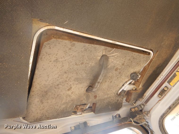 image for item DD4524 1993 John Deere 790E LC excavator