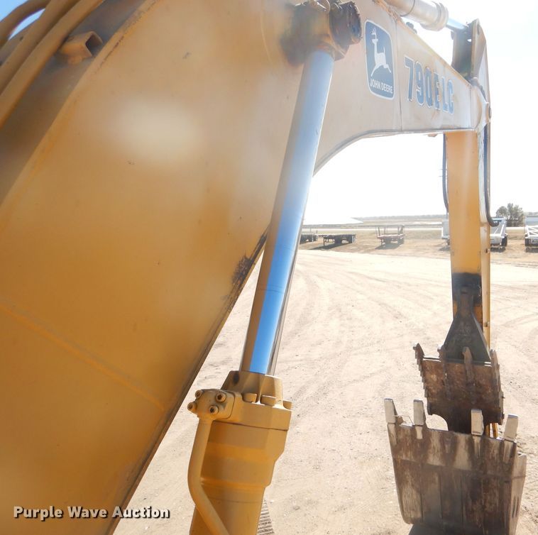 image for item DD4524 1993 John Deere 790E LC excavator